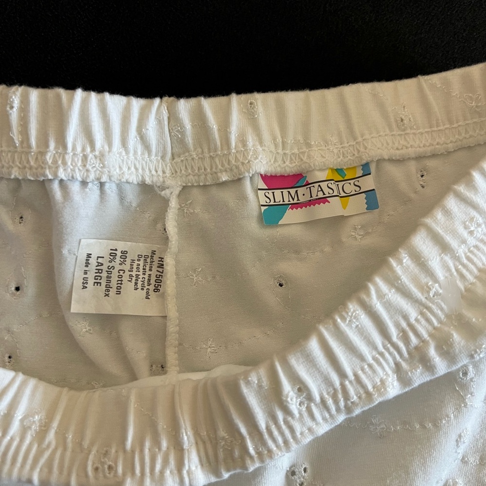 Vintage White Eyelet Bike Shorts - Picture 3 of 4